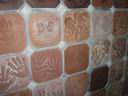 Стена с плитками из отпечатков рук